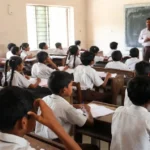 বিদ্যালয়ে শিক্ষার্থীরা খাতায় প্রবন্ধ লিখছে এবং শিক্ষক ব্ল্যাকবোর্ডে বিষয় বুঝিয়ে দিচ্ছেন