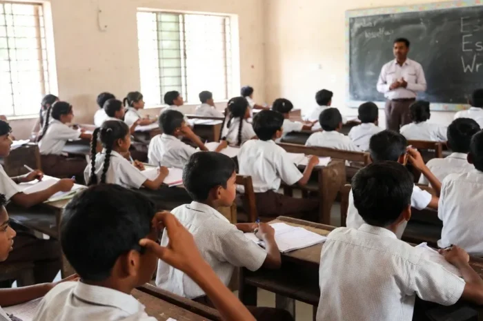 বিদ্যালয়ে প্রবন্ধ লেখার গুরুত্ব (Importance of Essay Writing in School) – সহজ গাইড